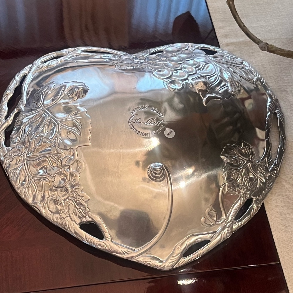 Arthur Court GRAPE HEART SHAPED COUPÉ SERVING TRAY WITH GRAPEVINE MOTIF 9.5”X 10 - Picture 8 of 11